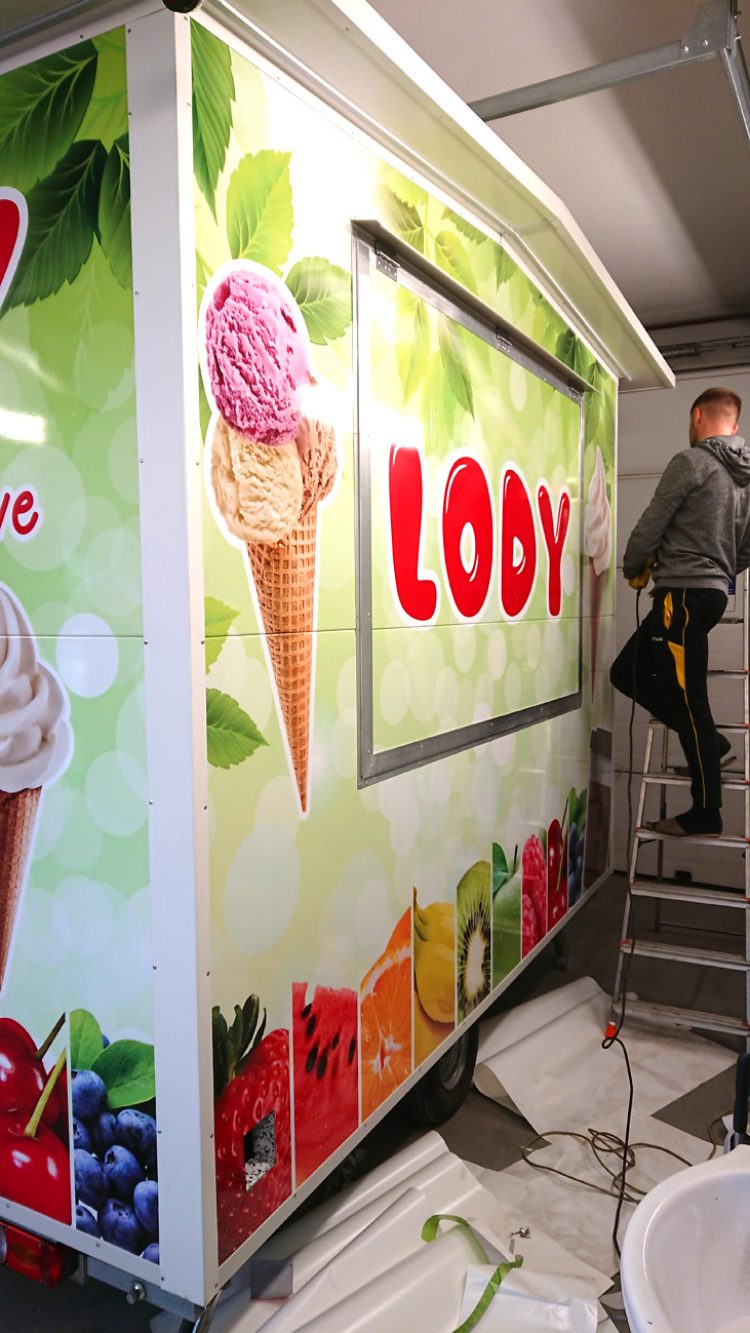 Reklama na przyczepie