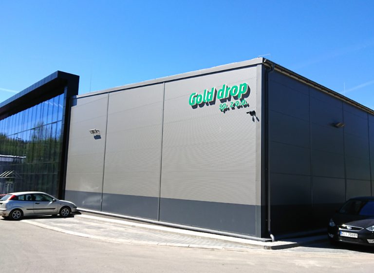 Litery przestrzenne na budynku – Golddrop